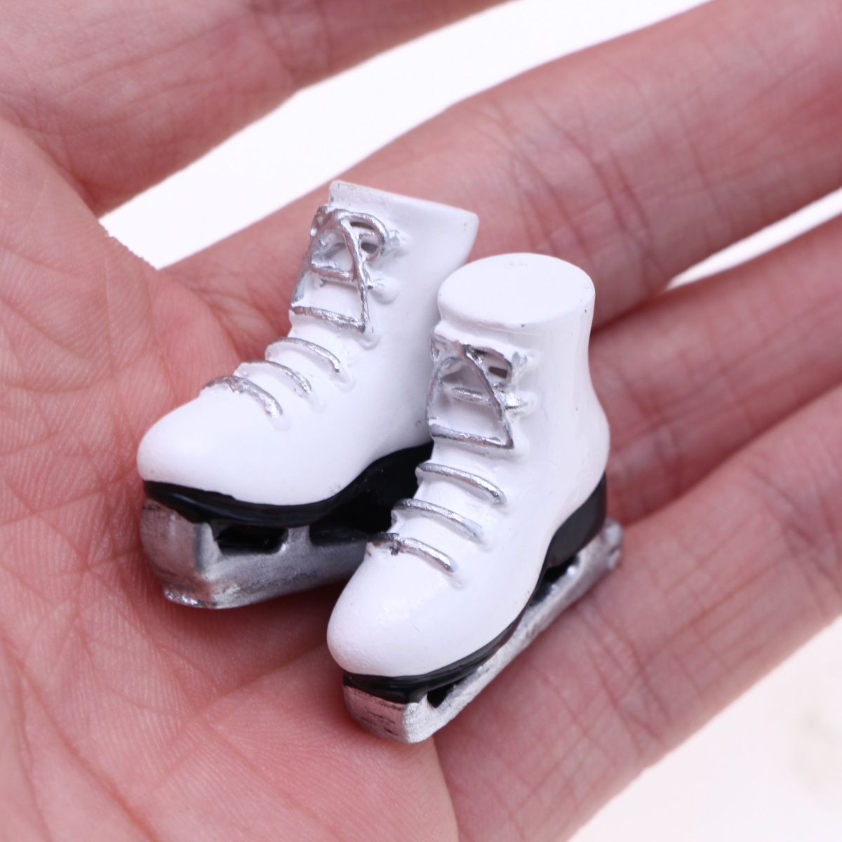 Doll House Mini Artificial Skates Miniature Ski Scene Sports Equipment Skates Props Accessories Model
