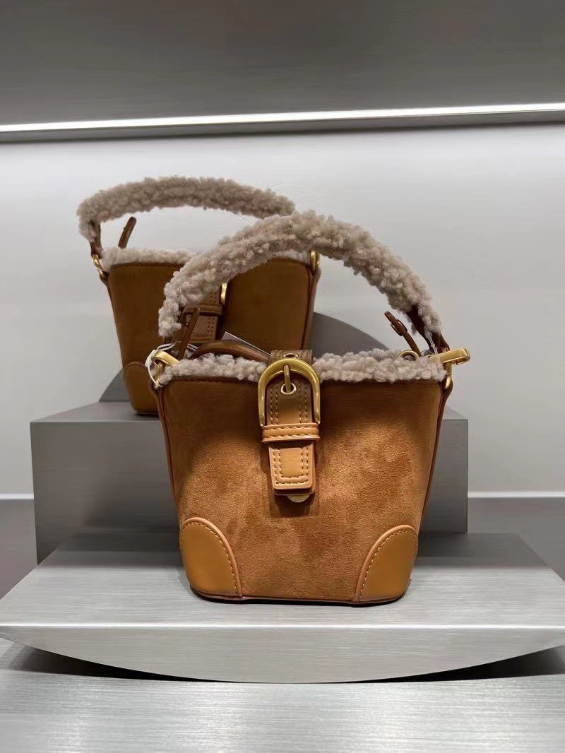 2023 Neue Herbst/Winter-Diagonal-Straddle-Tasche für Damen-Freizeit, Retro- und vielseitige Atmosphäre, Plüsch-Rand-Handheld-Umhängetasche, Plüsch-Tasche_voghion.com