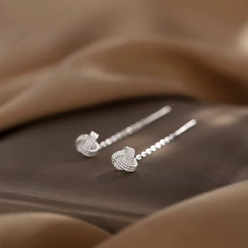Simple Ruyi nudo bordillo de diseño ligero lujoso nuevo estilo retro estilo nacional simple pendientes de orejas de mujer versátiles