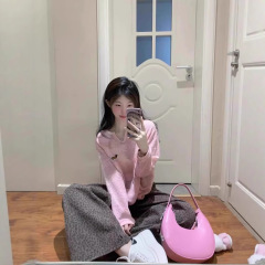 初夏の女性用日焼け止めブラウス、中空Vネック、軽くて薄い2025年新作長袖Tシャツ、韓国風シックでトレンディなトップス