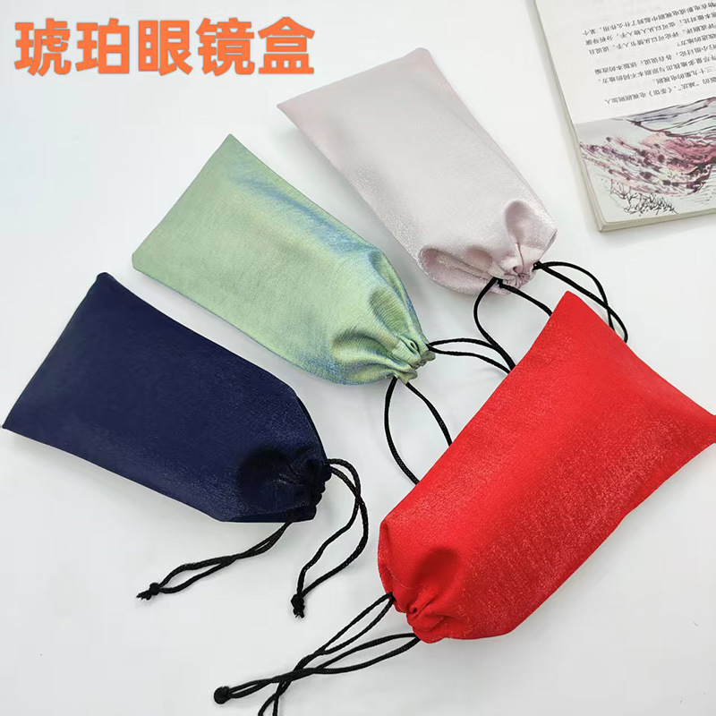 Bolsa de gafas de sol brillante con cuerda de tracción, bolsa de ojos con cuerda de tracción, bolsa de almacenamiento portátil simple con logotipo fijo, bolsa de gafas