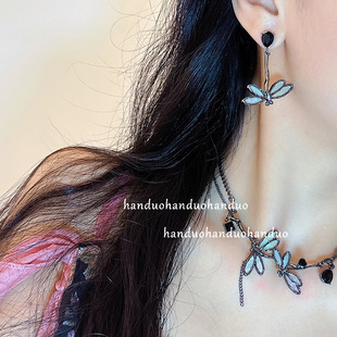 ���ϵ��ͺ�����Ů���С���OӋ�߼����i���choker�Ķ����~
