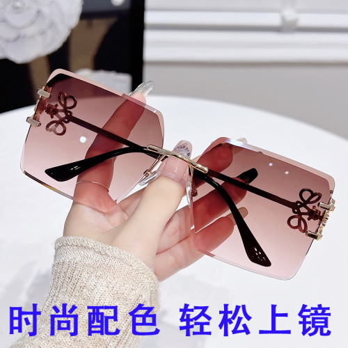 New Fashion Rims Large Frame Sun Glasses Korean Style Trendy Black Glasses with Bow Decorated Legs Wholesale 8308