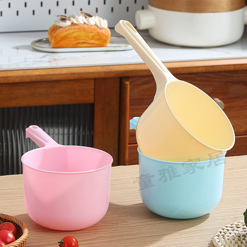 Water Ladle and Scoop Factory Wholesale Children's Shampoo Cup Hook Bathroom Shampoo Ladle Thick Plastic Kitchen Scoop