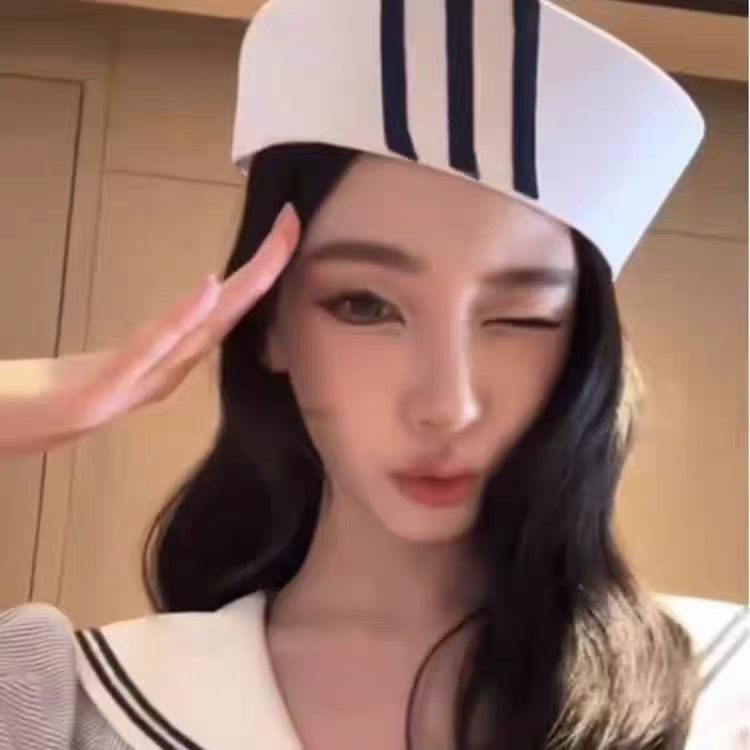 흰색과 남색 스트라이프 세일러 모자