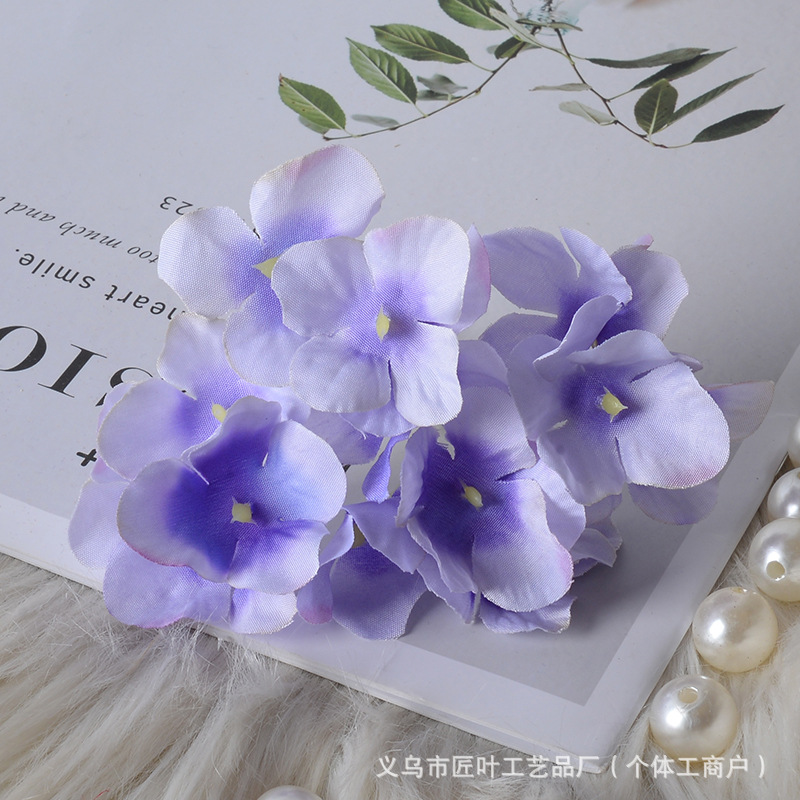 밝은 보라색