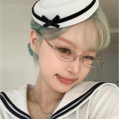 白い蝶結びのセーラーハットの子供の夏の英倫はかわいいです。