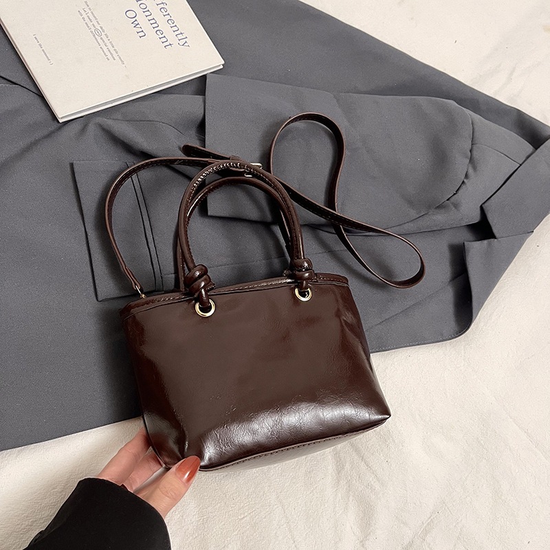 Bolsa de mano de cuero de aceite para mujeres 2024 nuevo otoño y invierno moda moda moda de mano portada con un hombro bolso de cubo