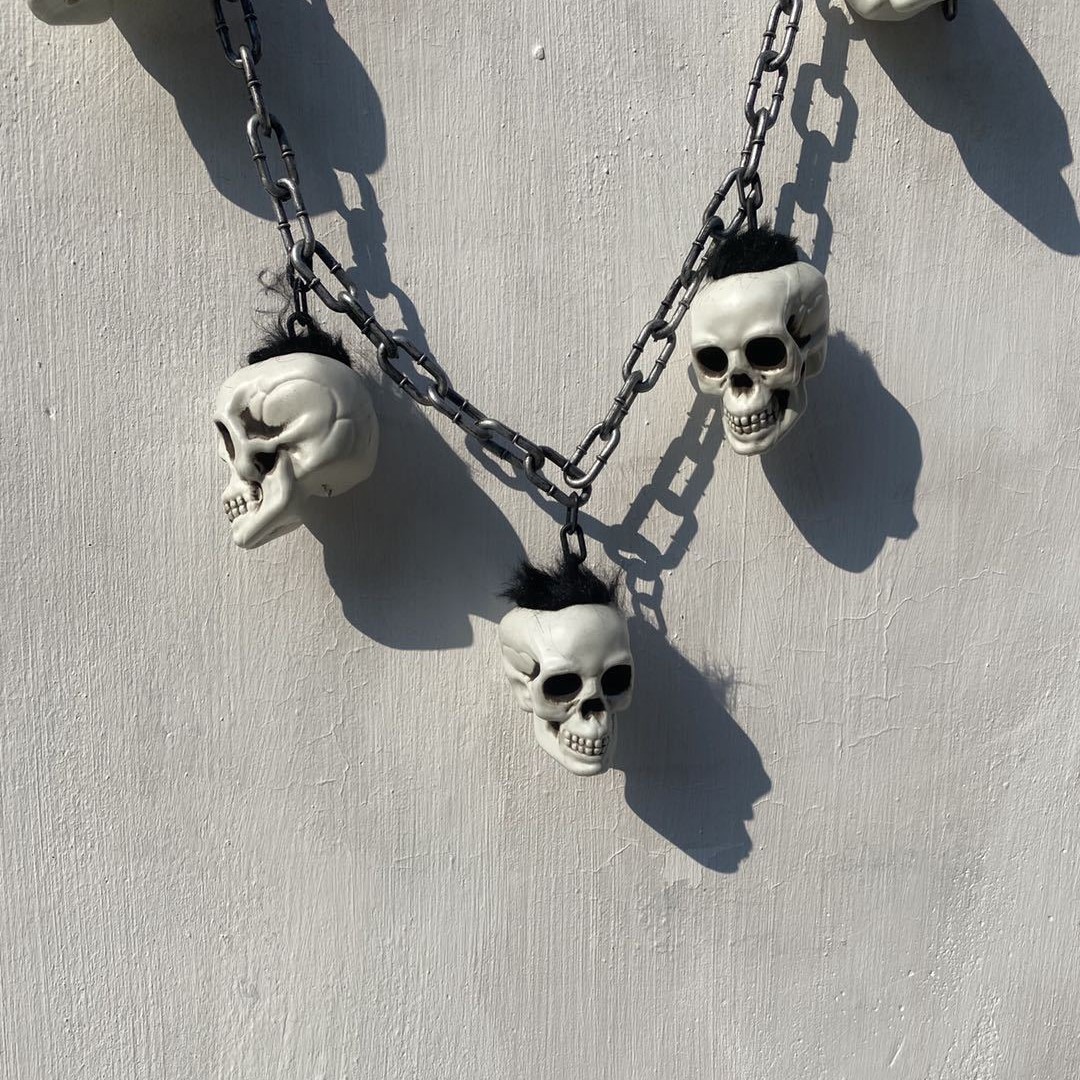 Esqueleto colgante tienda de tatuajes bar decoración de Halloween horrendo horrendo esqueleto cadena cámara secreta escape de la casa embrujada props