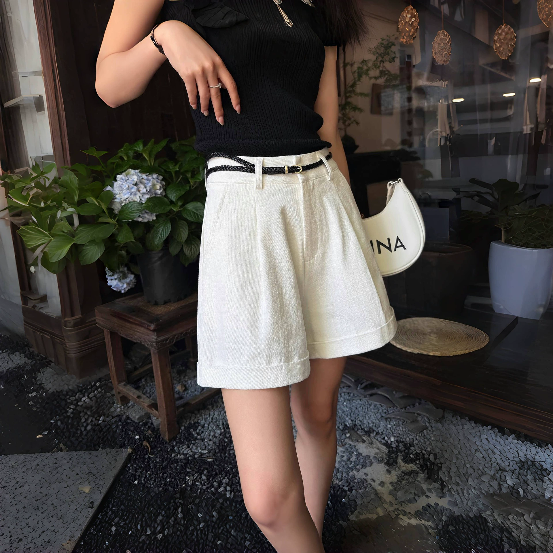 Белые хлопковые и льняные шорты для женщин, лето 2025, тонкие, с высокой талией, для похудения, широкие дышащие повседневные брюки в ленивом стиле с пятью точками