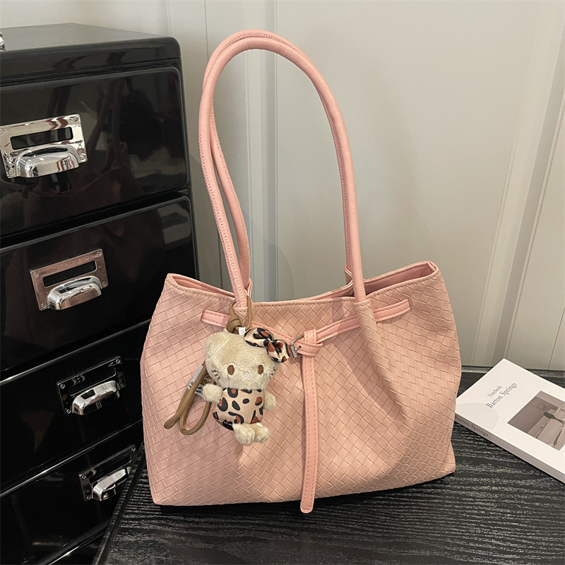 Versátil, simple, elegante, textura superior, primavera y verano, 2026 nueva bolsa de hombro para mujeres de viajes casuales de color sólido, plegado