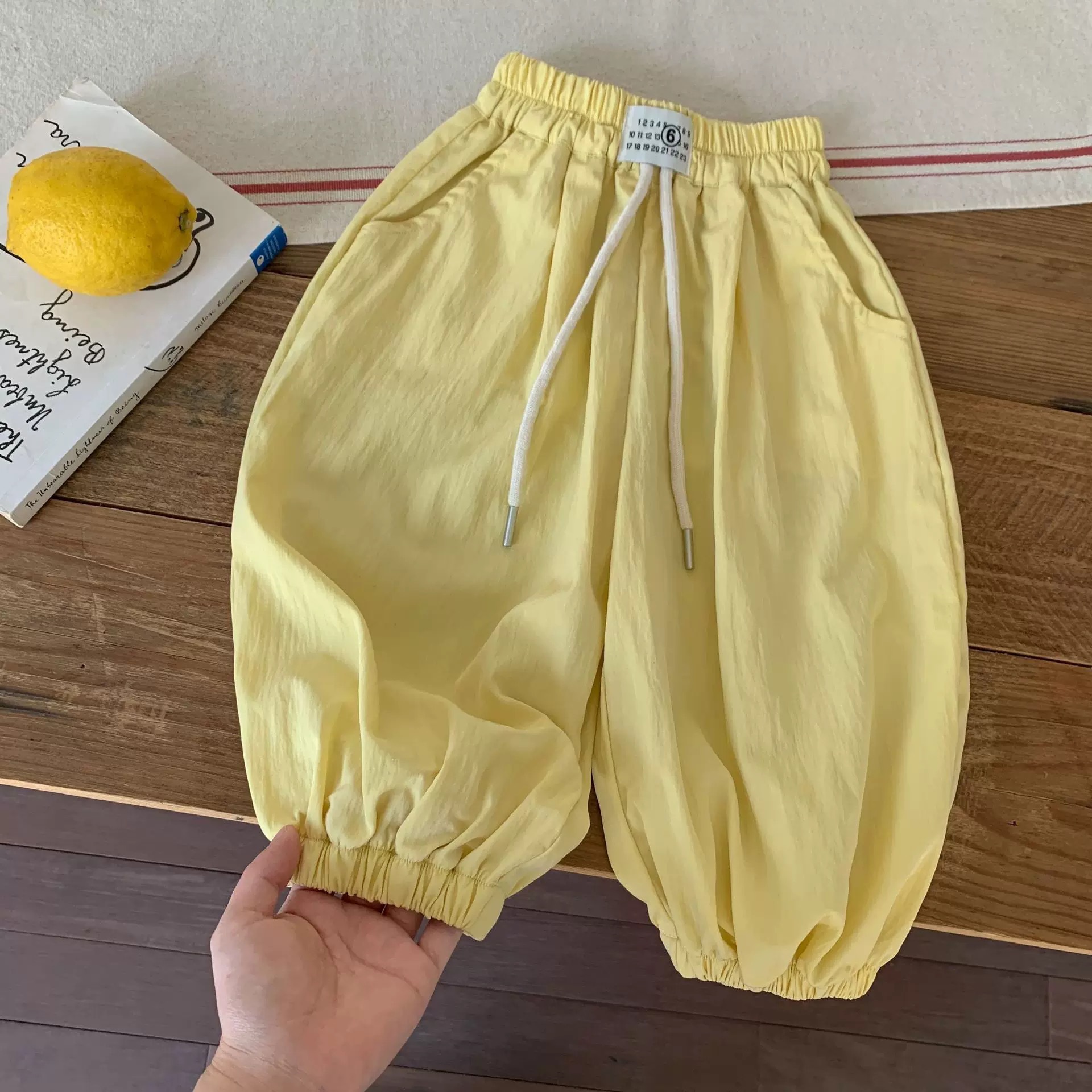 子供のズボン薄い 2025 夏の新しいスタイル無地防蚊パンツ男の子と女の子のためのファッショナブルなベビーブルマー超ソフト