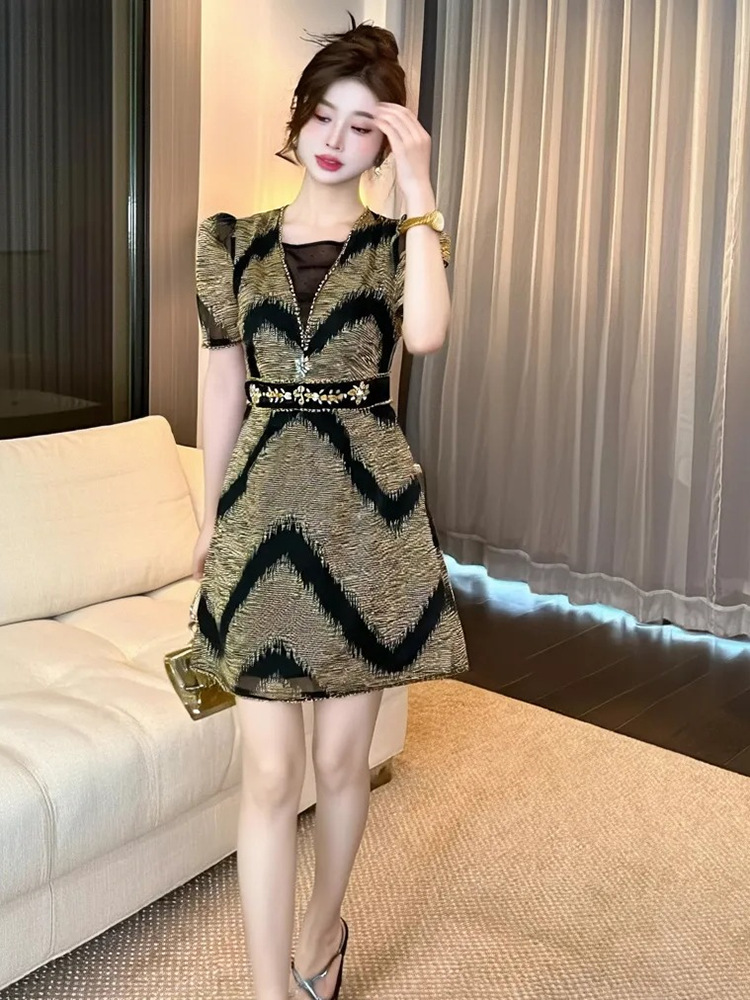 Váy chữ A dáng nhỏ tay phồng thắt eo đính kim cương kiểu Pháp cổ điển — vàng nâu đen