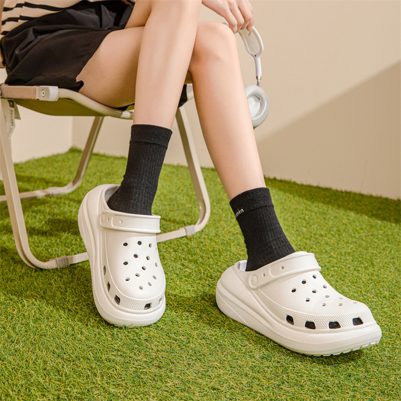 Las celebridades de Internet tienen el mismo estilo de hojaldre zapatos mujer verano suela gruesa ropa exterior EVA suela blanda pareja playa pisando mierda sandalias y pantuflas