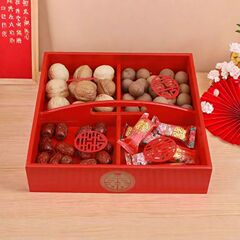 竹の木の婚約は手を握って果物の箱を分けます。