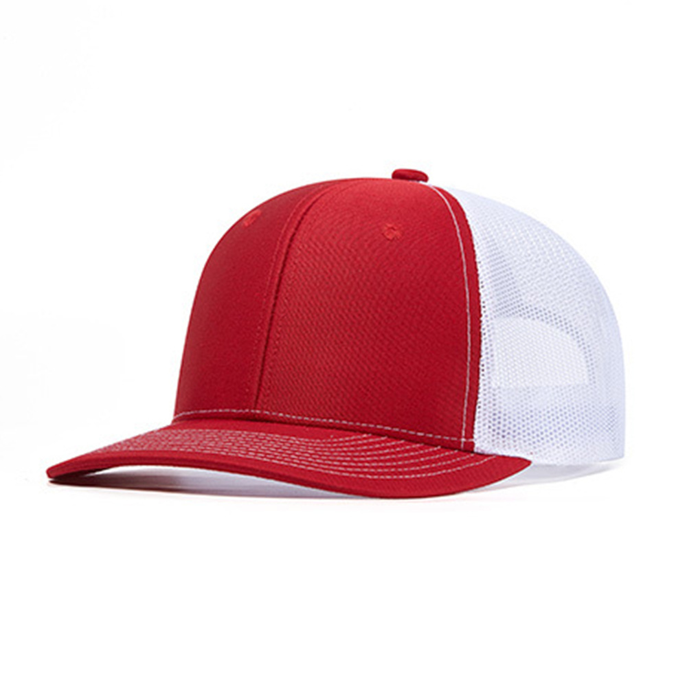 Étiquette en cuir brodée par transfert thermique, rouge et blanche, pour une protection solaire estivale. Tissu respirant Richardson Mesh._voghion.com
