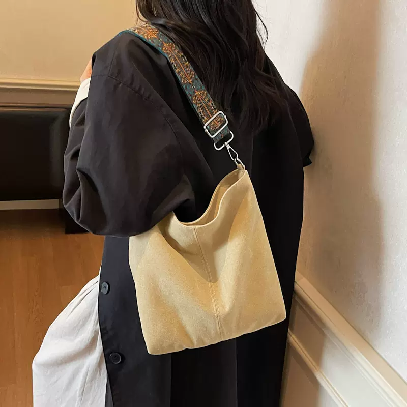 2025秋冬新款复古水桶包女士潮时尚通勤单肩包大容量帆布斜挎包包