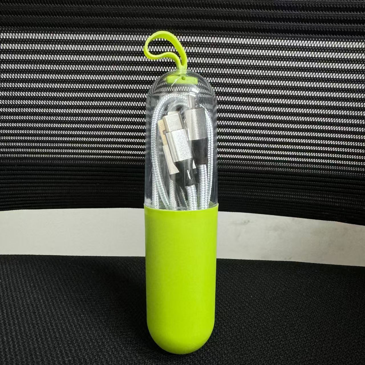 プレゼントを押すと、3つのデータケーブルをドラッグしてロゴ展示会のギフトショップをカスタマイズして、3つの充電ケーブルを充電します