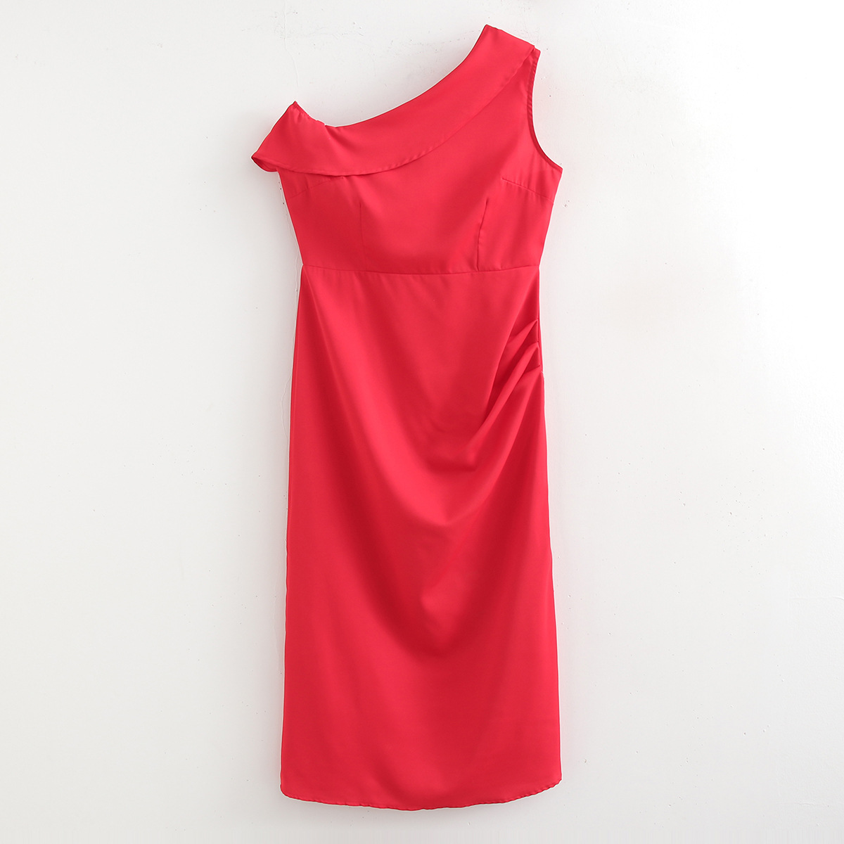 2024夏季时尚女装斜领露肩皱褶装饰红色长款修身连衣裙
