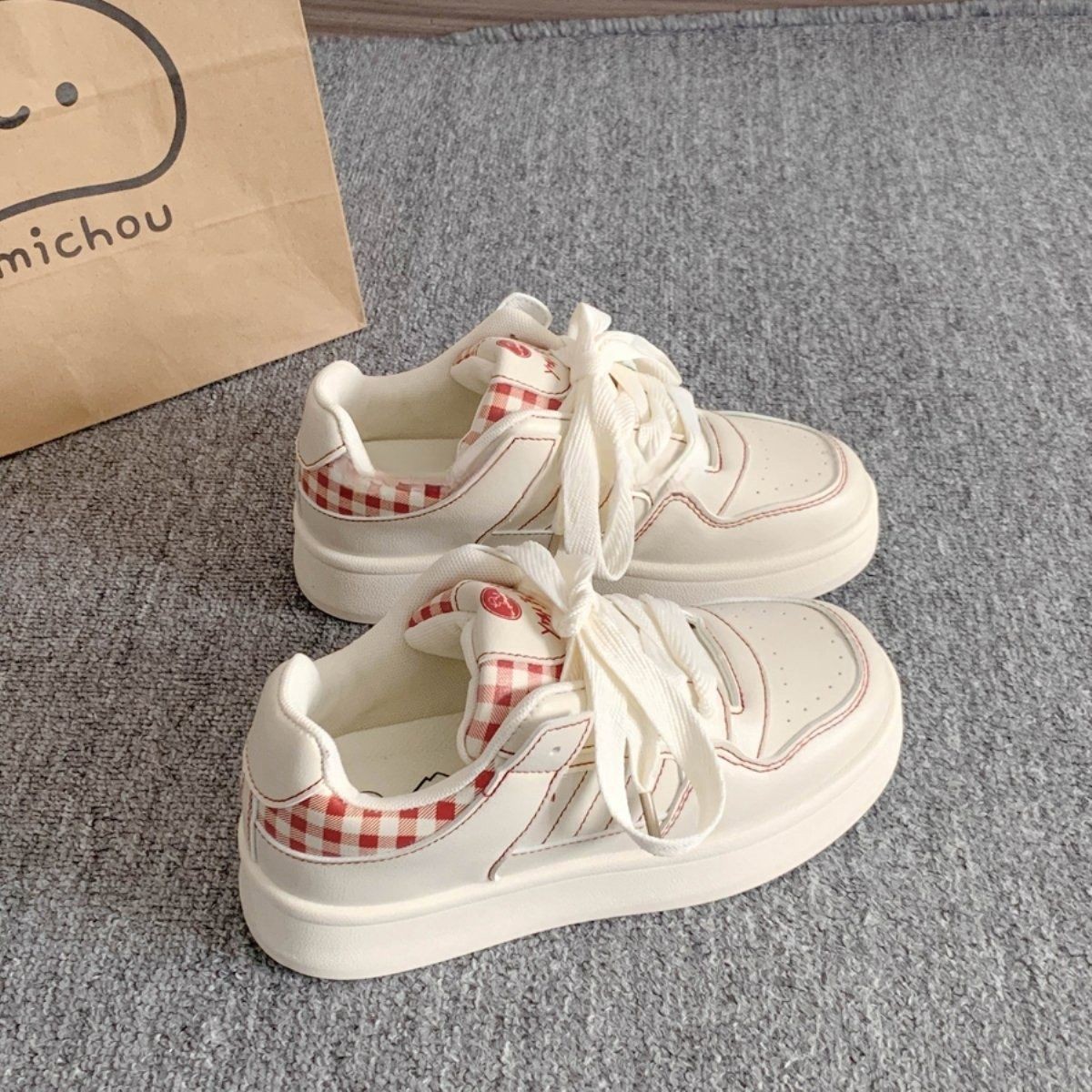 Pequeños zapatos blancos de suela gruesa para mujeres, otoño de 2025 nuevos zapatos para mujeres en la tendencia, zapatos de pan de nicho casuales para mujeres