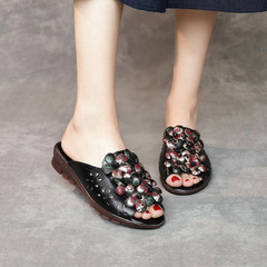 新款中老年真皮軟底坡跟民族媽媽鞋小碎花鏤空防水台外穿魚嘴涼拖