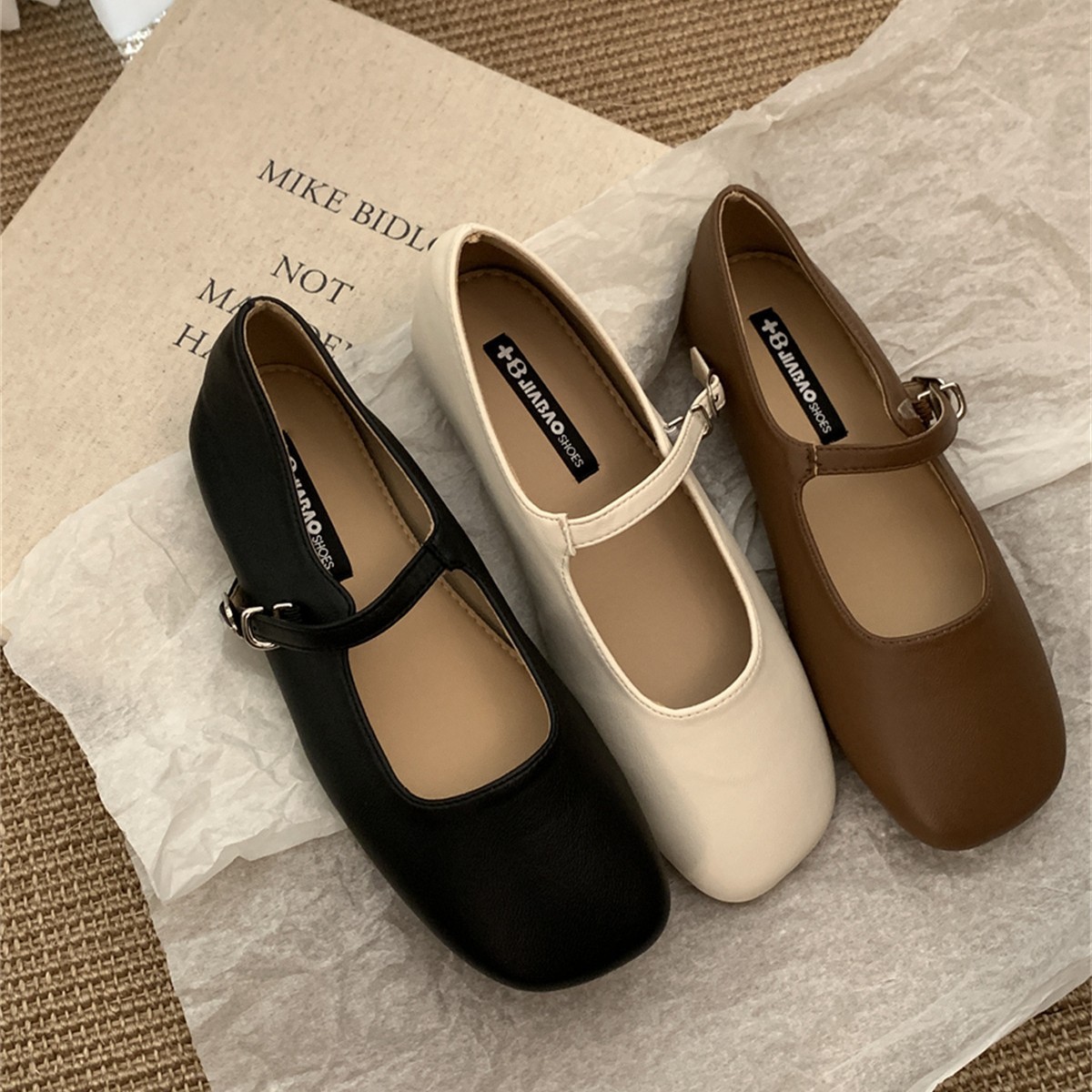 Elegant retro Mary Jane shoes with a strap square toe low-cut flat…