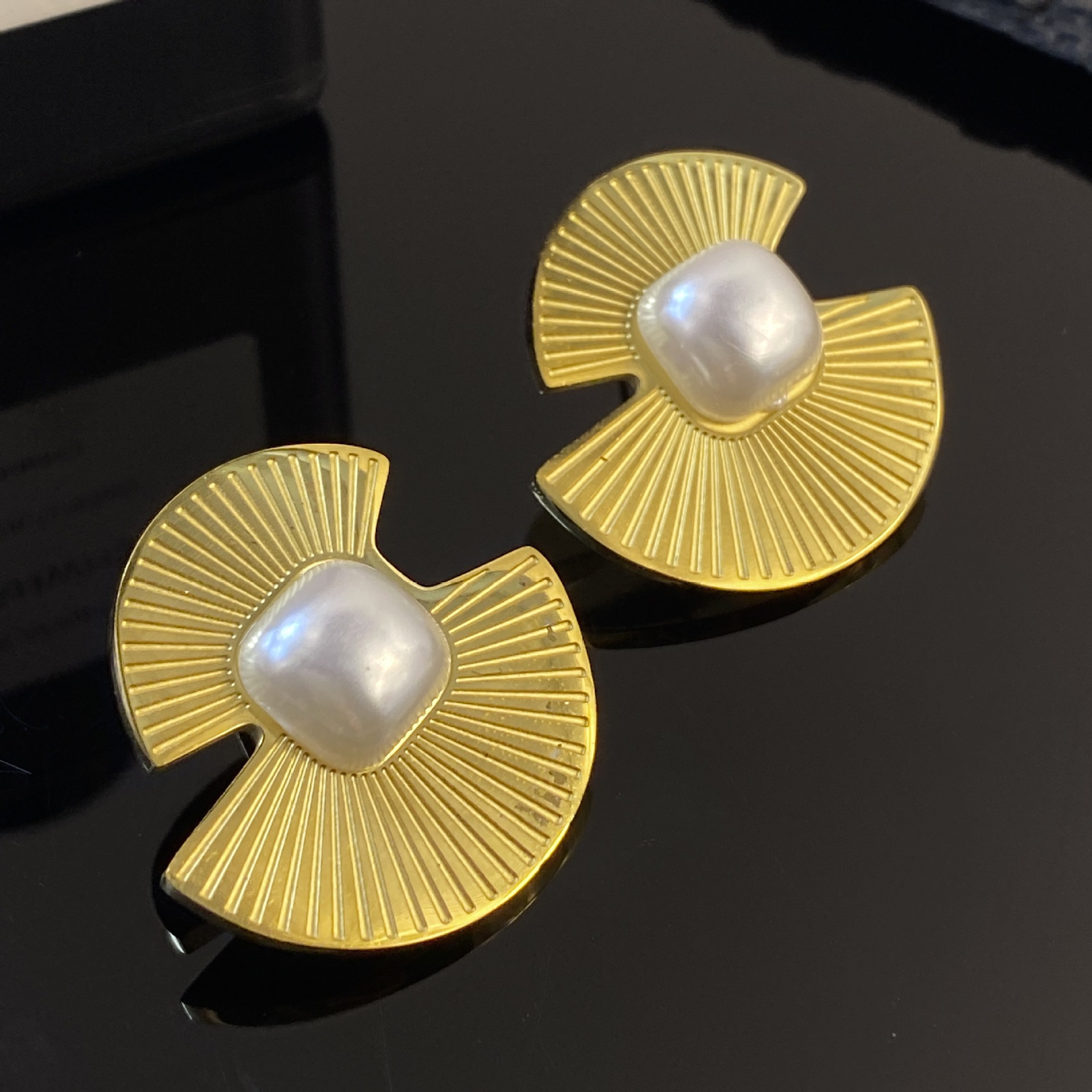 Retro europeo y americano otoño e invierno, cadena de clavícula de perlas en forma de abanico, decoración femenina personalizada, juego de pendientes de regalo, collar de acero de titanio que no se desvanece