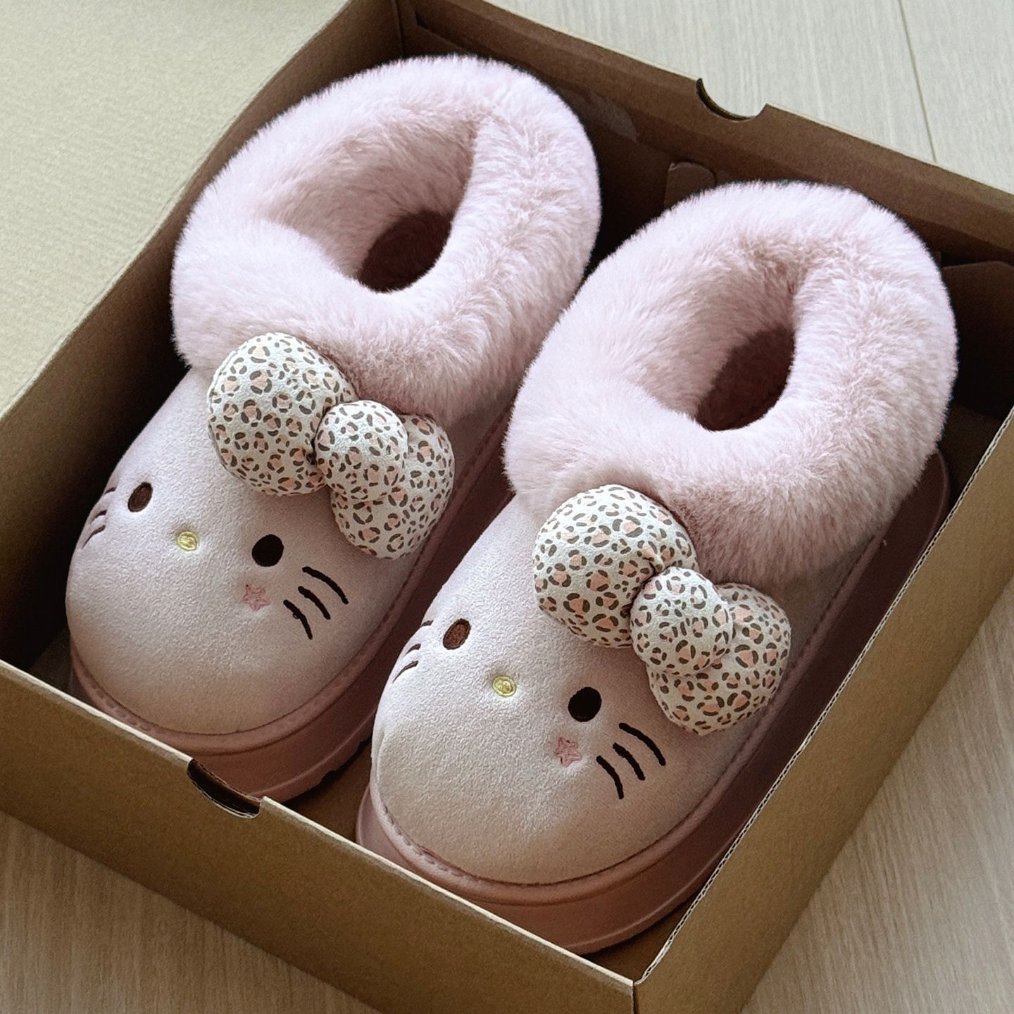 Sanrio genuino nuevo KT gato mujer zapatillas de algodón de dibujos animados para el hogar peluche interior cálido y cómodo