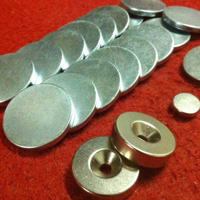 厂家直供钕铁硼沉头孔磁铁，高性能强磁圆片，N38磁铁