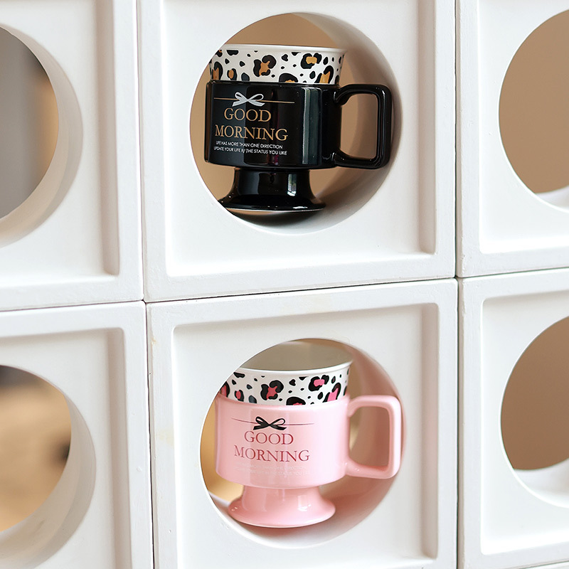Taza de cerámica floral pequeña retro Taza de lujo ligera de estilo europeo Taza de café de oficina de alto valor Taza de desayuno