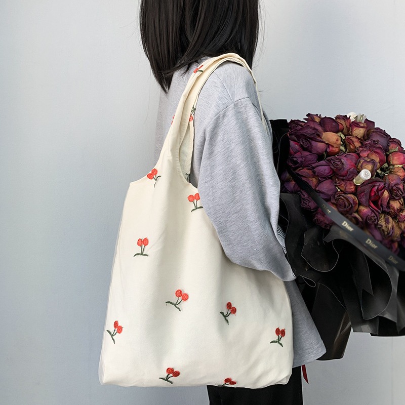 Bolso de lona de malla con bordado de cereza pequeña Bolso de hombro para mujer Estilo de chaleco Pequeño estilo de arte fresco Bolso de clase para estudiantes
