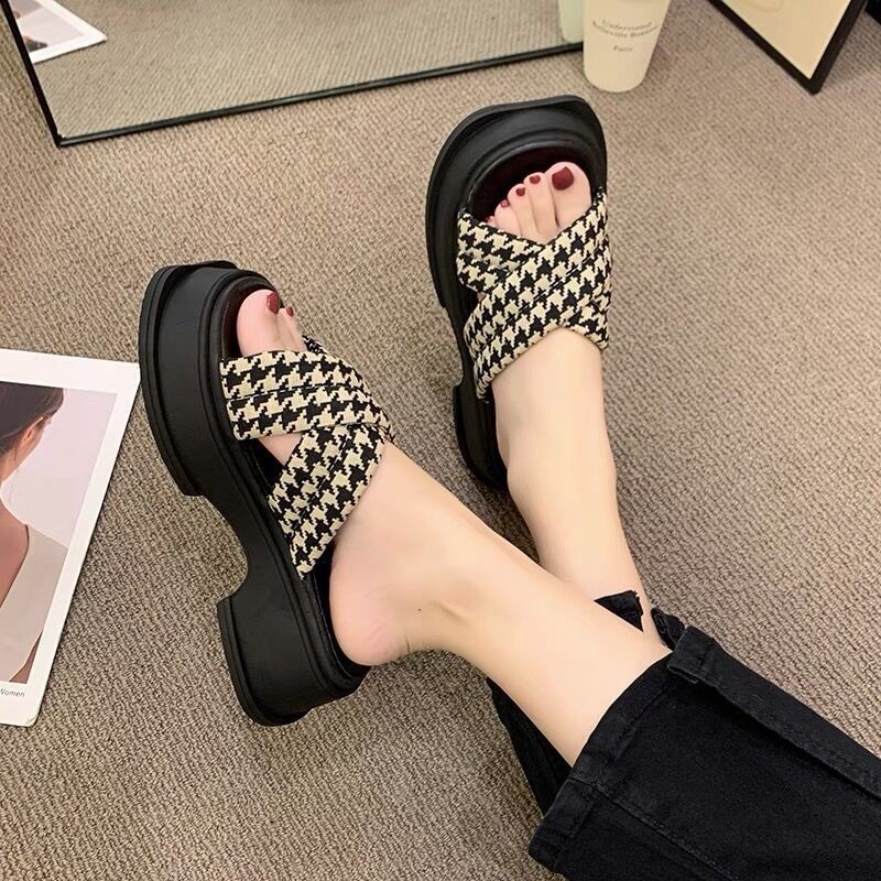 Verano 2023 nuevo estilo coreano sandalias de plataforma de punta redonda para mujer Zapatillas cruzadas de suela gruesa para mujer para desgaste exterior