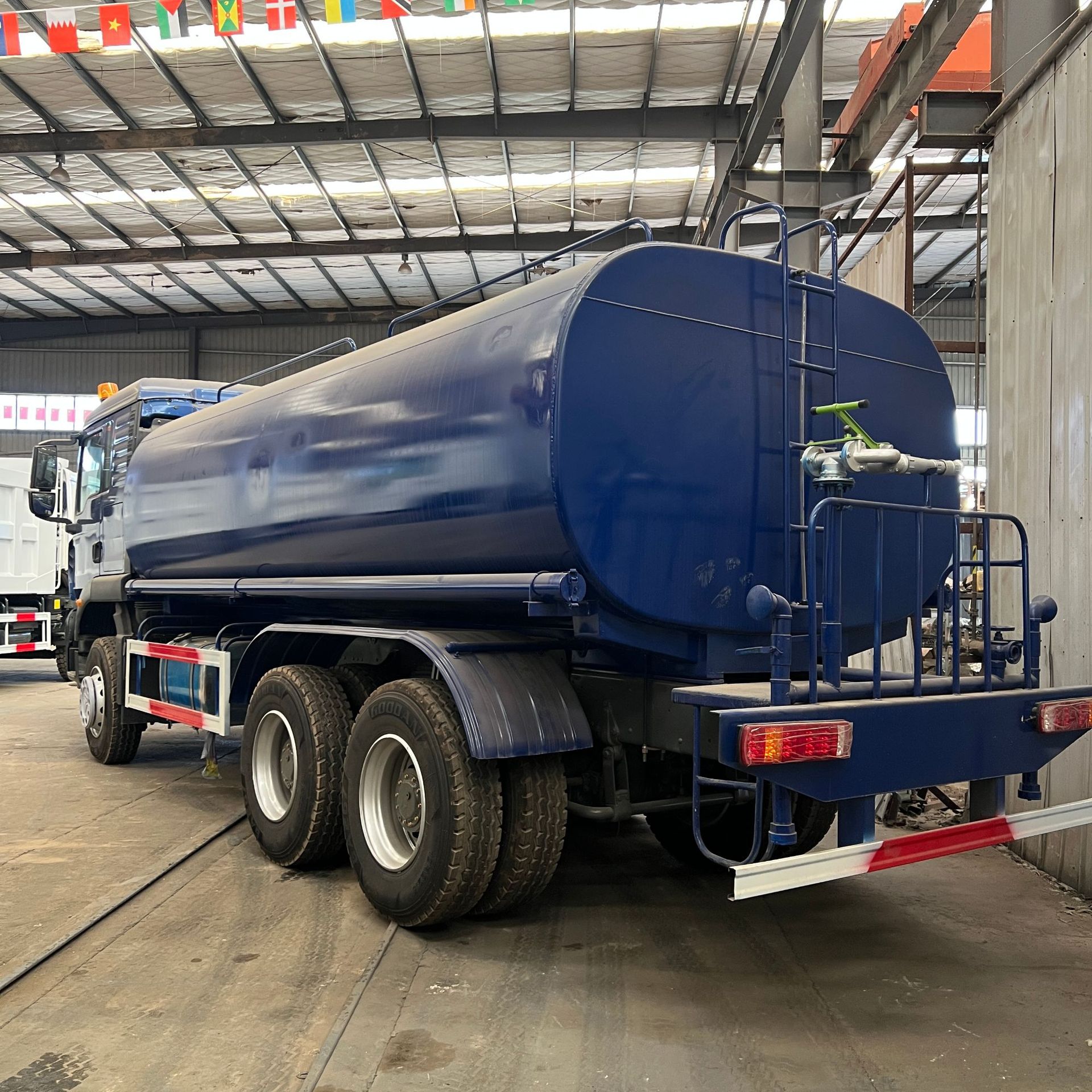 Export-quality HOWO water tank truck, 20 cubic meters, designed for construction sites, multifunctional for watering green areas