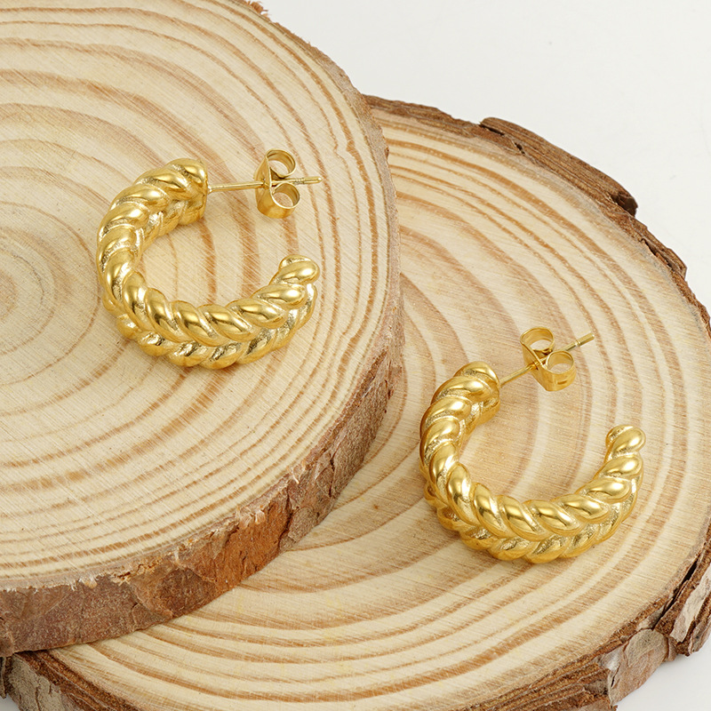 Acero inoxidable transfronterizo moda europea y americana giro personalizado en forma de C pendientes de titanio de acero 18K oro Internet celebridad pendientes de la oreja