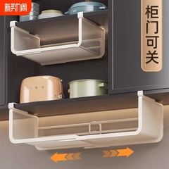台所の棚の戸棚の下に棚を掛けて棚をつるします。