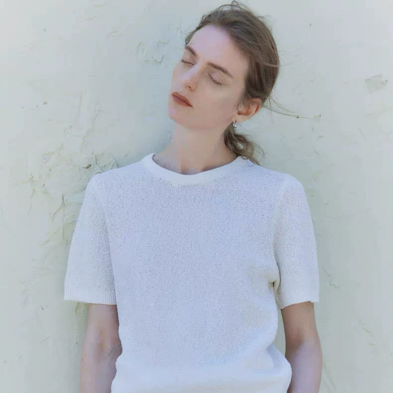 Старинный стиль, текстурированный лен и бумажная пряжа, простая мягкая вощеная вязаная текстура с рельефными точками, круглый вырез, короткие рукава