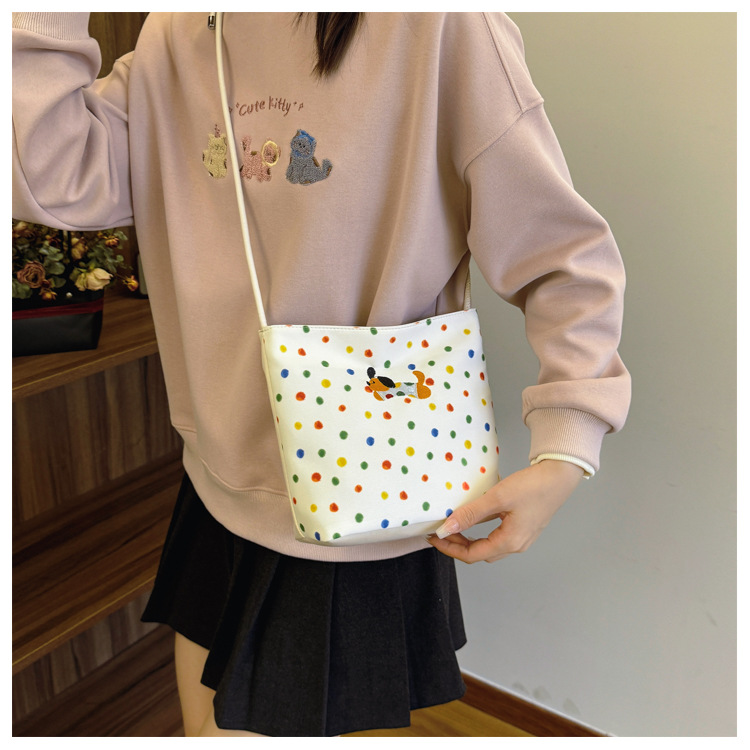 This year, polka dot canvas bags are in vogue for women's autumn and winter 2024. The new versatile commuter single-shoulder crossbody bag is in vogue undefined