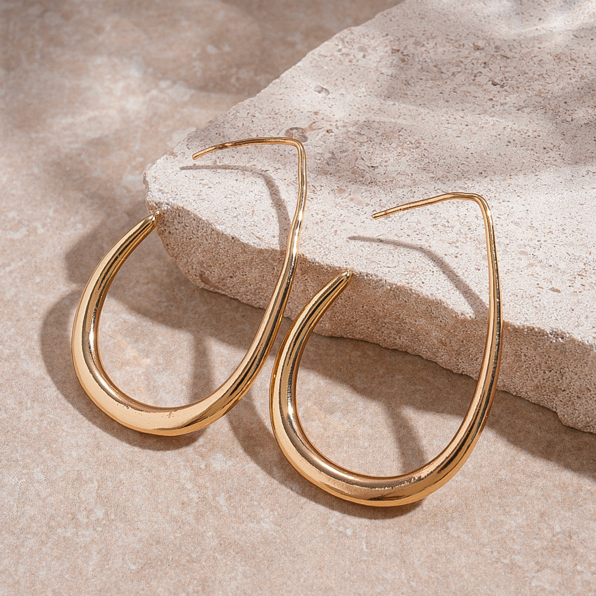 Europa y América metal transfronterizo agujero gancho de gotas de agua aire frío personalidad simple pendientes de nicho de alta calidad pendientes para mujeres