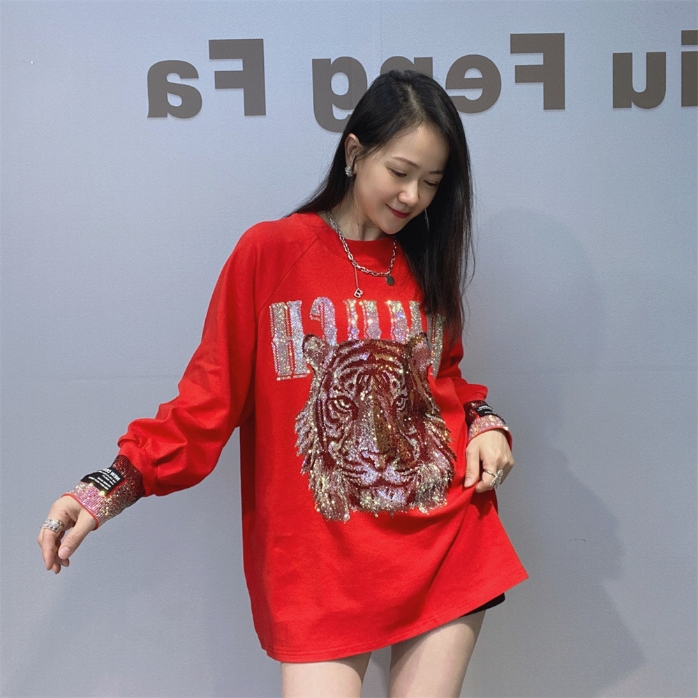 La ropa de mujer de comercio exterior de choleba es relajada y lleva camisetas. las trabajadoras pesadas de invierno usan camisas grandes de manga larga con hombros y ropa de fondo.