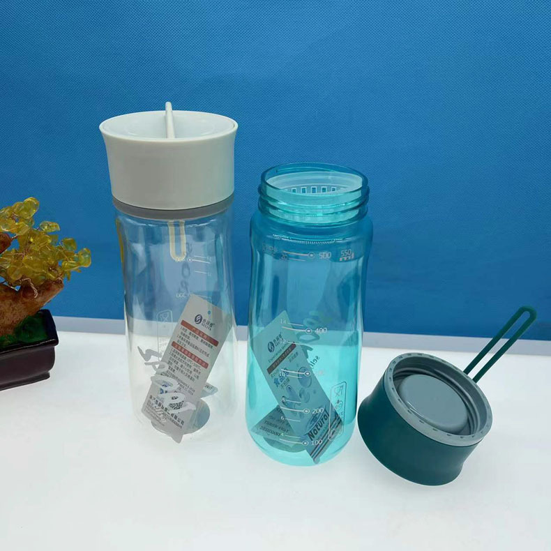 Nueva taza de agua de plástico estudiante portátil deportes al aire libre pato paja taza de agua deportes espacio taza se puede utilizar como logotipo