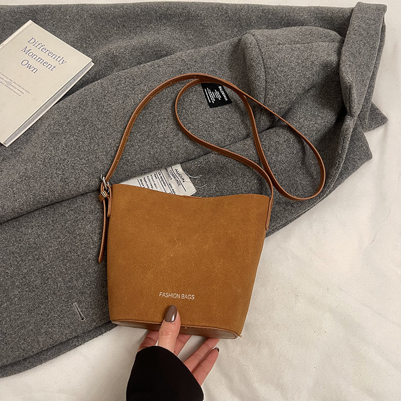 Bolsa de mano de seda retro esmerizada de alta calidad para mujeres 2025, nuevo bolso de balde de primavera simple y versátil.