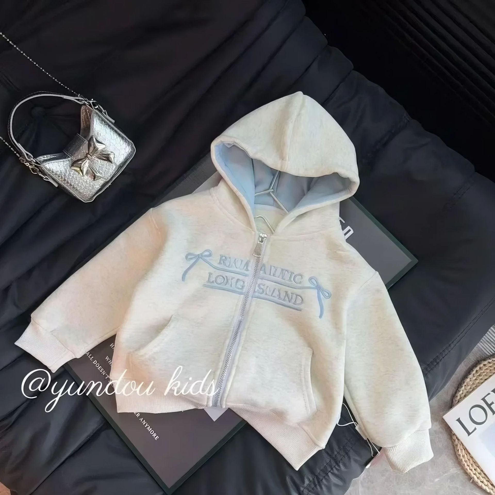 Niños con chaqueta de terciopelo otoño-invierno 2025 nuevo estilo de aire extranjero con terciopelo grueso invierno para niños con sudaderas encapuchadas ropa infantil