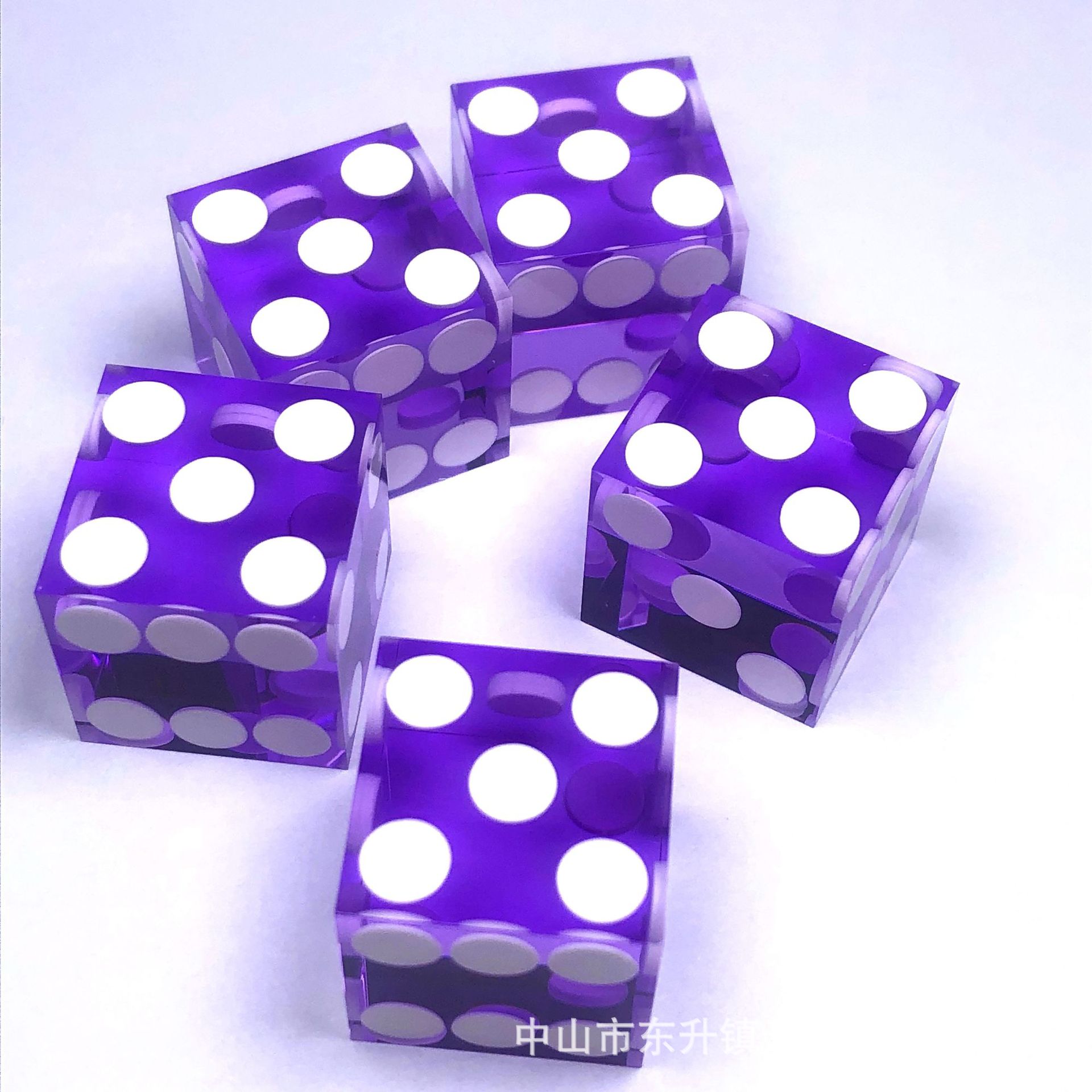 Púrpura transparente y puntos blancos