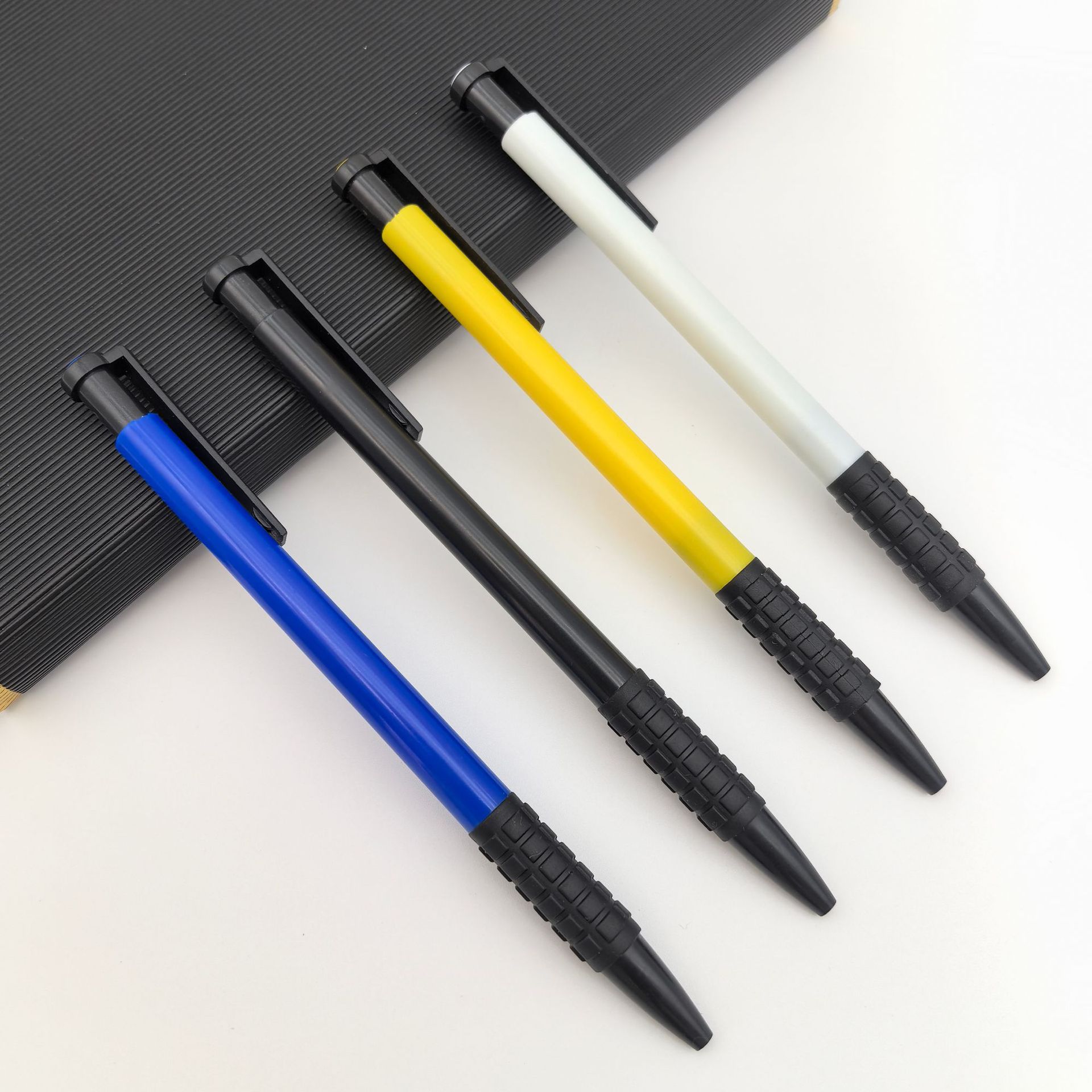 Bolígrafo de bolas personalizado logotipo mayorista bolígrafo de aceite de prensa con bolígrafo de publicidad de goma suave bolígrafo de comercio exterior antiguo