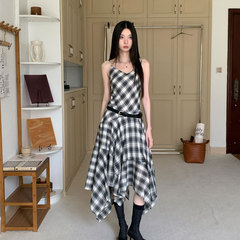 ワンピースの女性のデザイン感が小さいです。