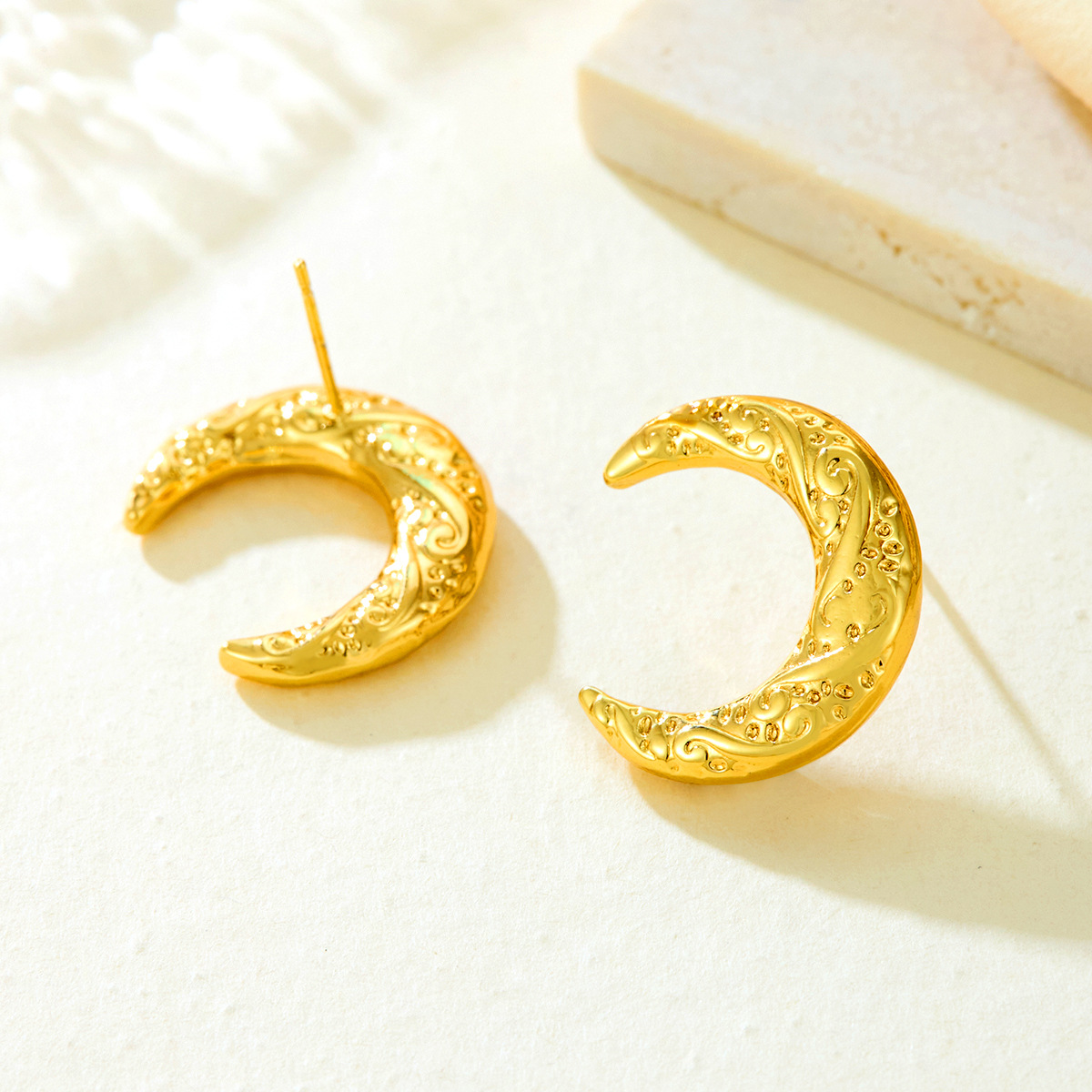 Europa y América de tendencia geométrica irregular pendientes de media luna de patrón de personalidad de acero inoxidable femenino retro versátil sensación de alto nivel