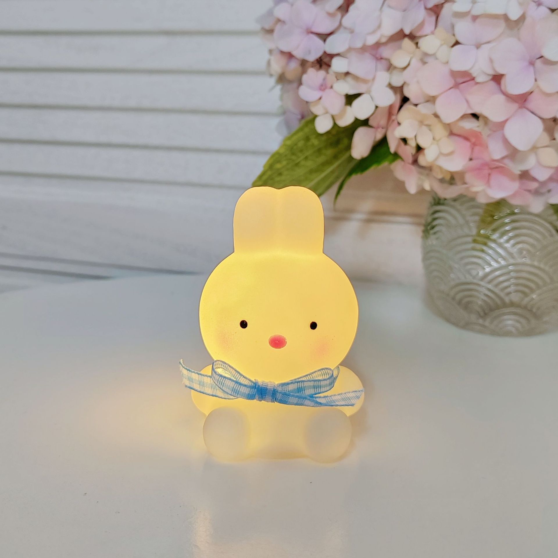 Luz de noche led creativa, lámpara de mesa pequeña de dibujos animados de celebridades de Internet, lámpara de ambiente de viento, mercado nocturno al por mayor, puestos callejeros, juguetes luminosos