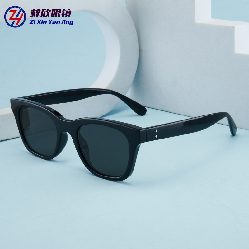 Retro glasses solar-powered