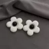 White five -petal