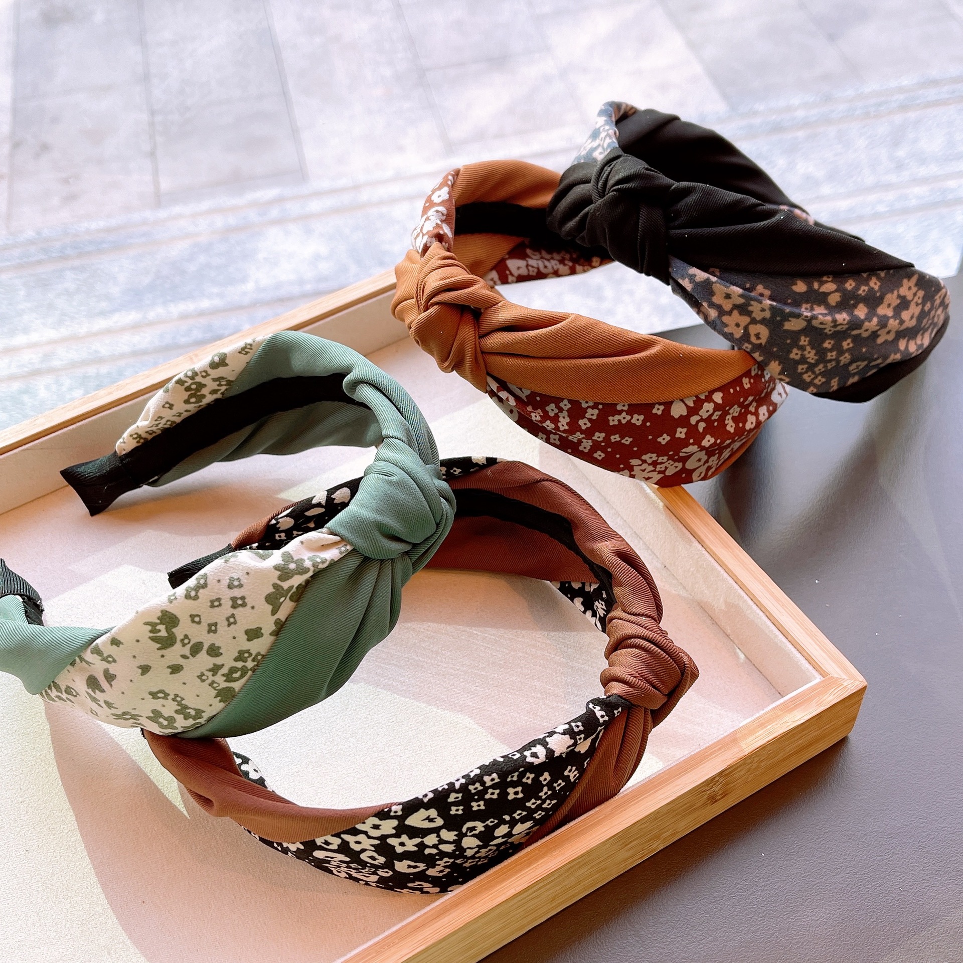 Retro Floral Printing Contrast Color Kink Stitching Headband Wholesale display picture 1